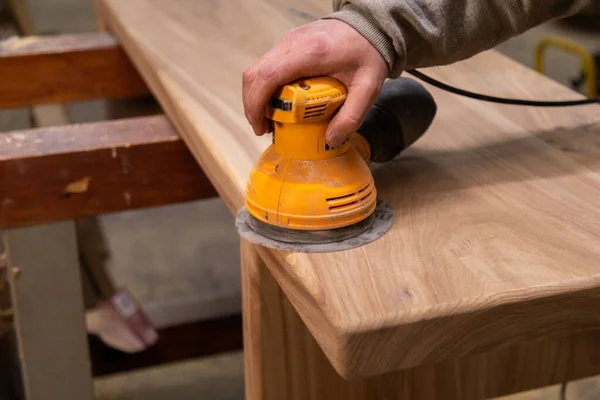 Closeup Carpenter Sanding Wood Table Orbital Sander Workshop — Stock Photo, Image