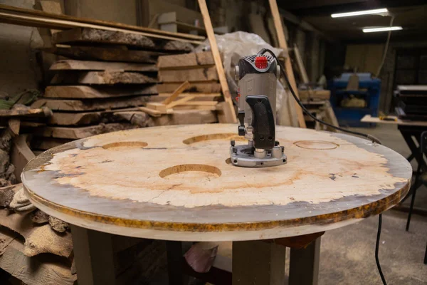 Atölyedeki ahşap bir masada ahşap yönlendirici.