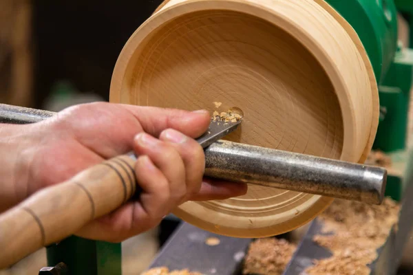 Primer Plano Del Carpintero Girando Madera Sobre Torno Persona Tallar —  Fotos de Stock