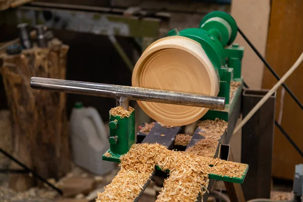 Atölyede tahtası boş dönen torna makinesi.