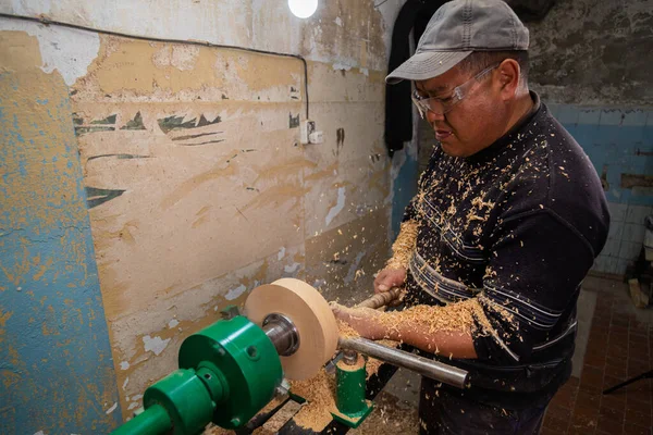 Carpenter Turning Wood Lathe Person Carving Chisel Candlestick Lathe —  Fotos de Stock