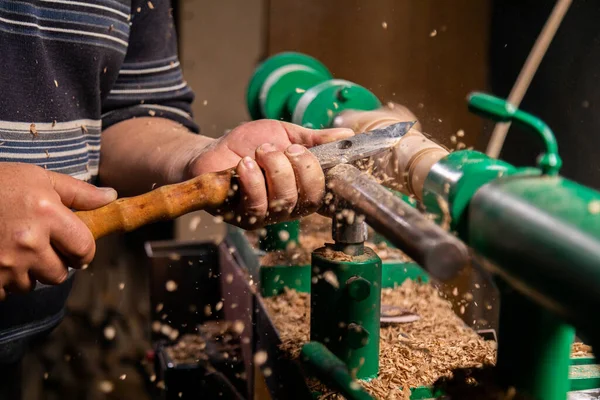 Closeup Carpenter Turning Wood Lathe Person Carving Chisel Candlestick Lathe —  Fotos de Stock