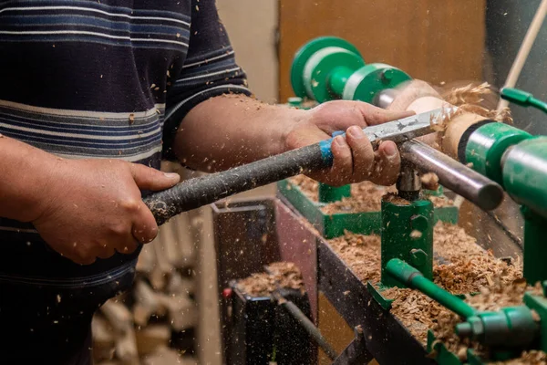 Closeup Carpenter Turning Wood Lathe Person Carving Chisel Candlestick Lathe — Fotografia de Stock