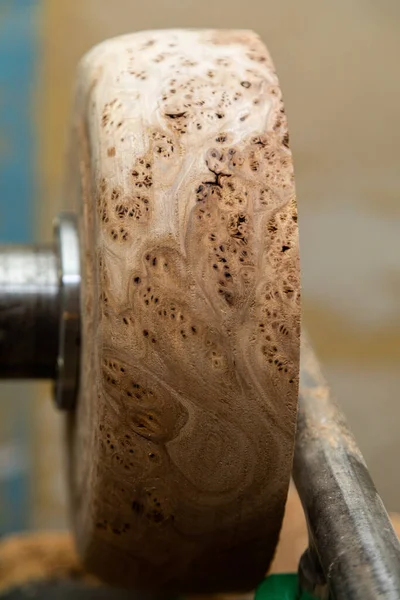 Atölyedeki torna tezgahında kurusıkı dönen yuvarlak ahşap kaplama