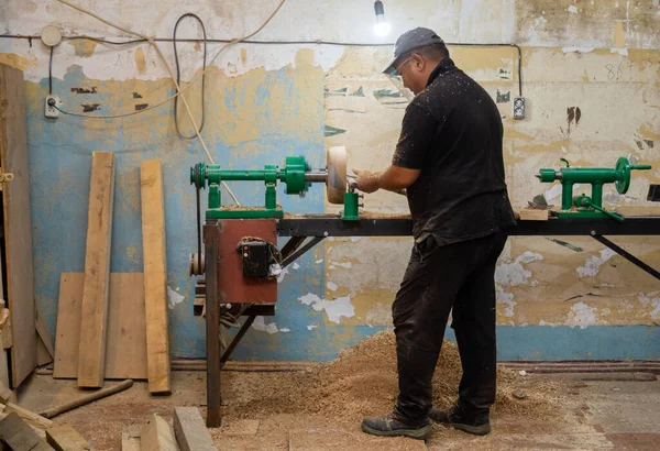 Carpintero Que Gira Madera Sobre Torno Taller Persona Tallada Con — Foto de Stock