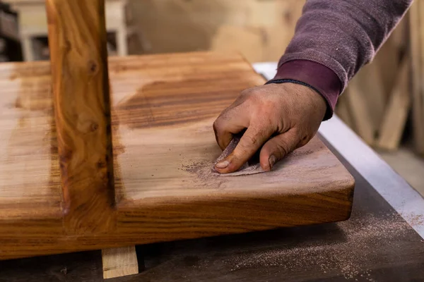 Tesař Natírá Dřevěný Stůl Ochranným Lněným Olejem Proces Výroby Dřevěného — Stock fotografie