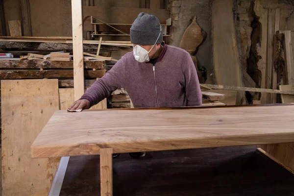 Carpenter Coating Wooden Table Protective Flaxseed Oil Process Making Wood — Stock Photo, Image