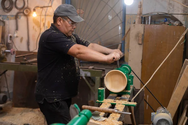 Carpenter Preparing Machine Turning Wood Lathe — Fotografia de Stock