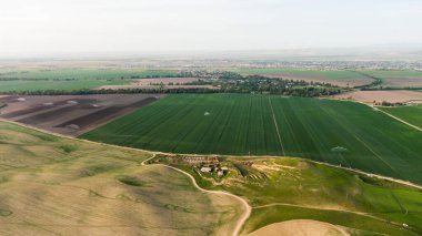 Büyüyen ekinlerle birlikte yeşil tarım alanlarının havadan görünüşü
