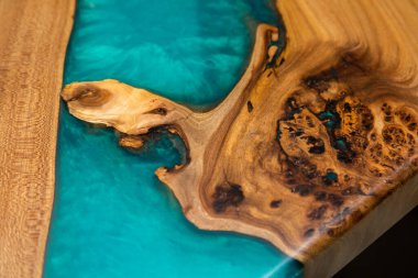 Dekoratif epoksi mavi reçineli el yapımı ahşap nehir tablosu.