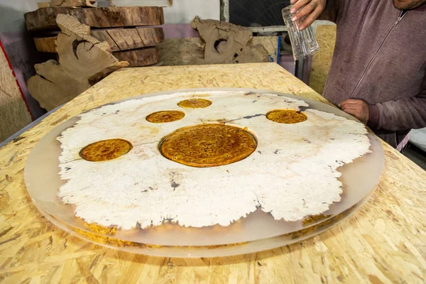 Carpenter Pouring Liquid Epoxy Wooden Table Decorated Flatbreads Creative Epoxy — Foto de Stock