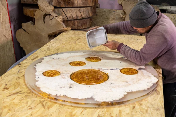 Carpenter Pouring Liquid Epoxy Wooden Table Decorated Flatbreads Creative Epoxy — Foto de Stock