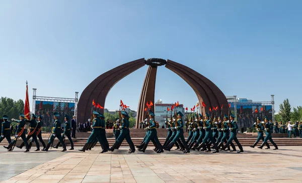 Bişkek, Kırgızistan - 9 Mayıs 2022: Kırgızistan ordusu Zafer Bayramı 'nda askeri geçit sırasında yürüyüşe geçti