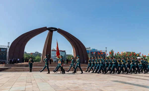 Bişkek, Kırgızistan - 9 Mayıs 2022: Kırgızistan ordusu Zafer Bayramı 'nda askeri geçit sırasında yürüyüşe geçti