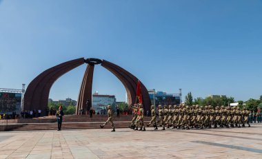Bişkek, Kırgızistan - 9 Mayıs 2022: Kırgızistan ordusu Zafer Bayramı 'nda askeri geçit sırasında yürüyüşe geçti