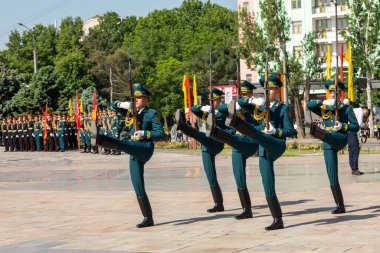 Bişkek, Kırgızistan - 9 Mayıs 2022: Zafer Günü 'nde meydana gelen yürüyüş onur kıtası