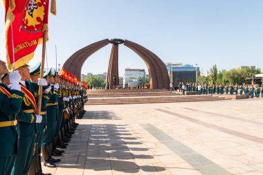 Bişkek, Kırgızistan - 9 Mayıs 2022: Zafer Günü 'nde Kırgızistan bayraklarında silah bulundurma onuru