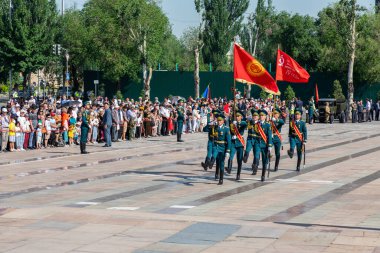 Bişkek, Kırgızistan - 9 Mayıs 2022: Zafer Günü 'nde meydana gelen yürüyüş onur kıtası