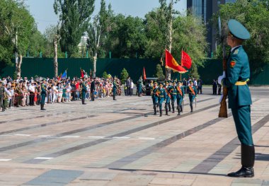 Bişkek, Kırgızistan - 9 Mayıs 2022: Zafer Günü 'nde meydana gelen yürüyüş onur kıtası
