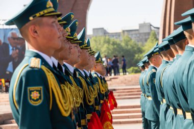Bişkek, Kırgızistan - 9 Mayıs 2022: Kırgızistan Şeref Muhafızları bir meydanda duruyor