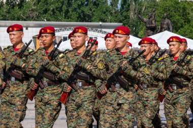 Bişkek, Kırgızistan - 9 Mayıs 2022: Kırgızistan ordusu Zafer Günü askeri geçit töreninde yürüyüşe geçti