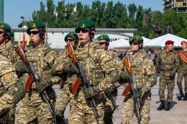 Bişkek, Kırgızistan - 9 Mayıs 2022: Kırgızistan ordusu Zafer Günü askeri geçit töreninde yürüyüşe geçti