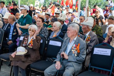 Bişkek, Kırgızistan - 9 Mayıs 2022: İkinci Dünya Savaşı gazileri 9 Mayıs Zafer Günü