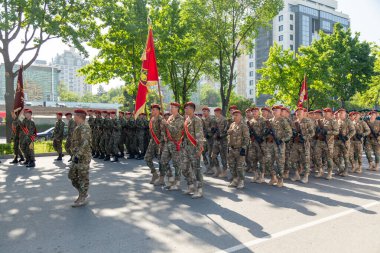 Bişkek, Kırgızistan - 9 Mayıs 2022: Kırgızistan ordusu Zafer Günü askeri geçit töreninde yürüyüşe geçti