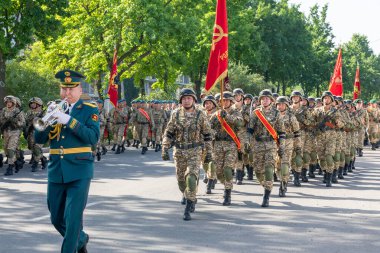 Bişkek, Kırgızistan - 9 Mayıs 2022: Kırgızistan ordusu Zafer Günü askeri geçit töreninde yürüyüşe geçti