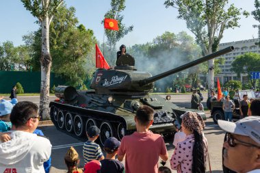 Bishkek, Kırgızistan - 9 Mayıs 2022: Zafer Günü boyunca eski Sovyetler Birliği tankı