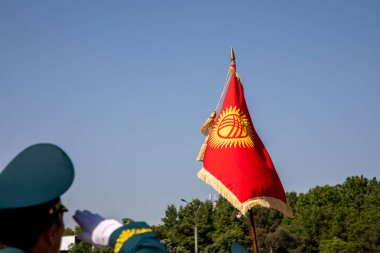 Kırgızistan bayrağını selamlayan onur muhafızları