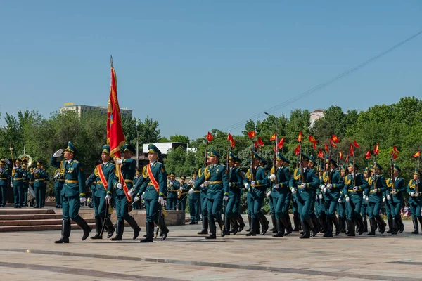 Bişkek, Kırgızistan - 9 Mayıs 2022: Kırgızistan ordusu Zafer Günü askeri geçit töreninde yürüyüşe geçti