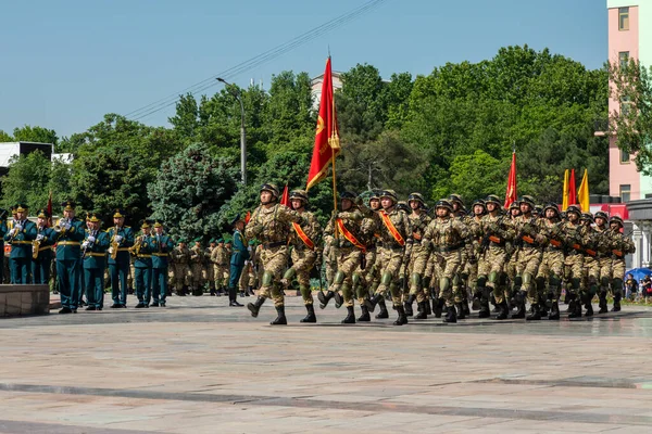 吉尔吉斯斯坦比什凯克 2022年5月9日 吉尔吉斯斯坦军队在胜利日阅兵式期间行军 — 图库照片