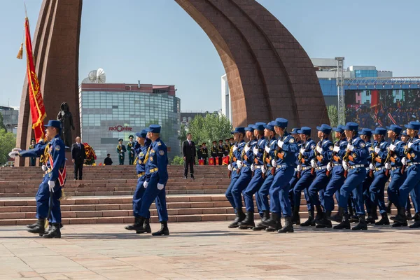 Bişkek, Kırgızistan - 9 Mayıs 2022: Kırgızistan ordusu Zafer Günü askeri geçit töreninde yürüyüşe geçti
