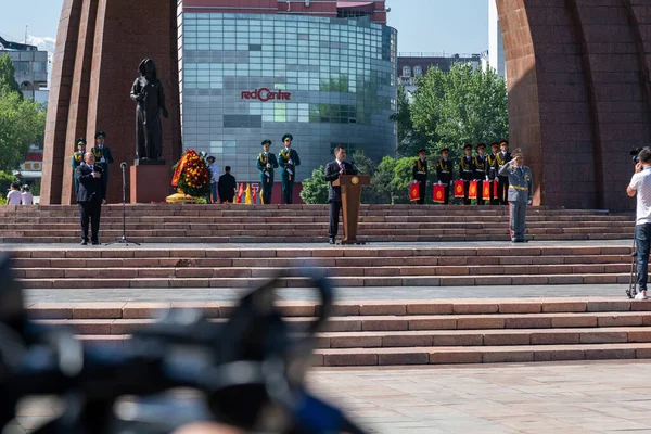 Bişkek, Kırgızistan - 9 Mayıs 2022: Kırgızistan Cumhurbaşkanı Sadyr Japarov Zafer Günü 'nde