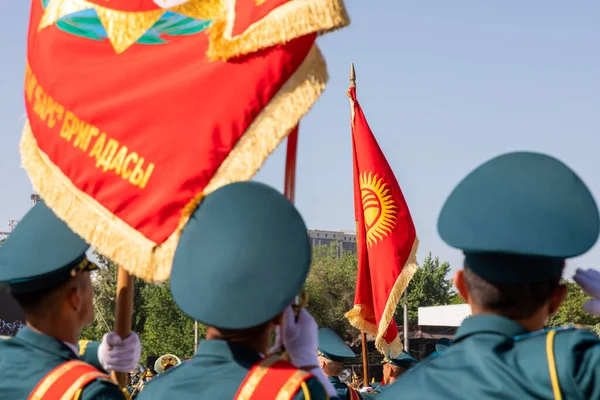 Bişkek, Kırgızistan - 9 Mayıs 2022: Kırgızistan bayrağını selamlayan onur muhafızları
