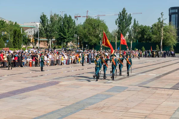 Bişkek, Kırgızistan - 9 Mayıs 2022: Zafer Günü 'nde meydana gelen yürüyüş onur kıtası