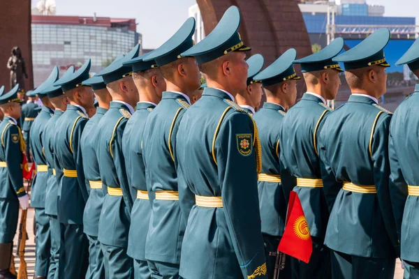 Bişkek, Kırgızistan - 9 Mayıs 2022: Kırgızistan Şeref Muhafızları bir meydanda duruyor