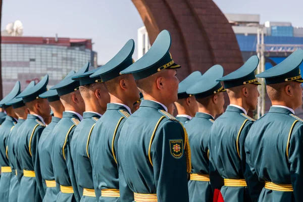 Bişkek, Kırgızistan - 9 Mayıs 2022: Kırgızistan Şeref Muhafızları bir meydanda duruyor