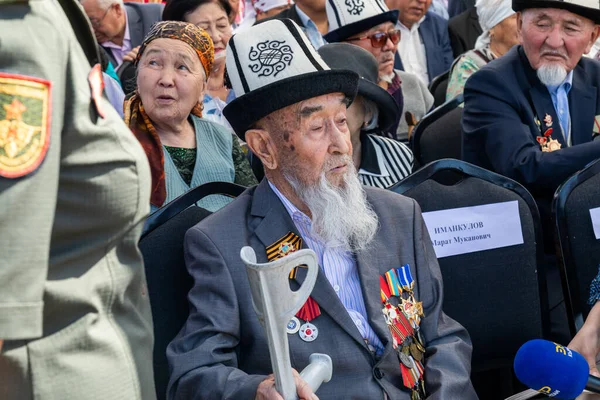 Bişkek, Kırgızistan - 9 Mayıs 2022: İkinci Dünya Savaşı gazileri 9 Mayıs Zafer Günü