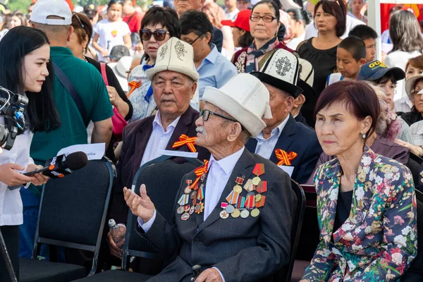 Bişkek, Kırgızistan - 9 Mayıs 2022: İkinci Dünya Savaşı gazileri 9 Mayıs Zafer Günü