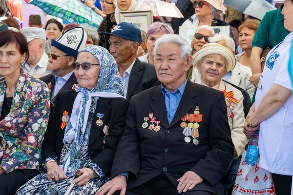 Bişkek, Kırgızistan - 9 Mayıs 2022: İkinci Dünya Savaşı gazileri 9 Mayıs Zafer Günü
