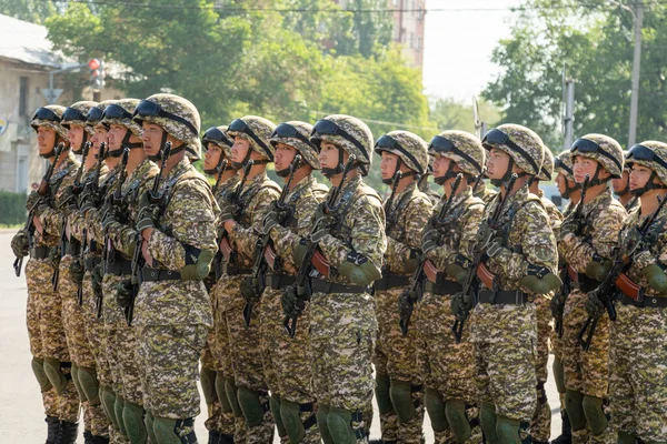 Bişkek, Kırgızistan - 9 Mayıs 2022: Kırgızistan ordusu Zafer Günü askeri geçit töreninde yürüyüşe geçti