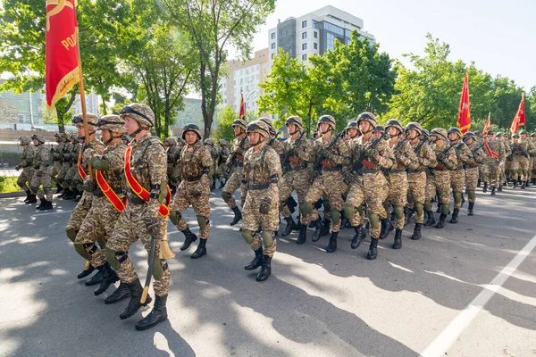 Bişkek, Kırgızistan - 9 Mayıs 2022: Kırgızistan ordusu Zafer Günü askeri geçit töreninde yürüyüşe geçti