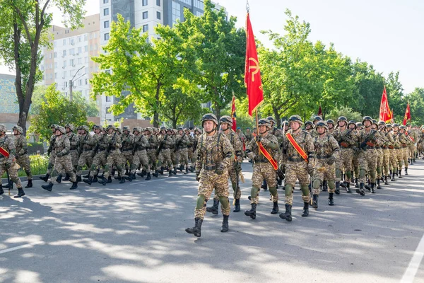 Bişkek, Kırgızistan - 9 Mayıs 2022: Kırgızistan ordusu Zafer Günü askeri geçit töreninde yürüyüşe geçti