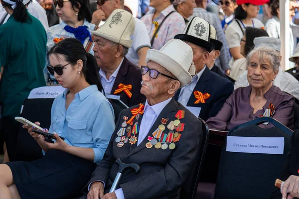 Bişkek, Kırgızistan - 9 Mayıs 2022: İkinci Dünya Savaşı gazileri 9 Mayıs Zafer Günü