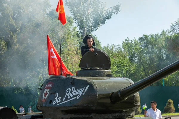 Bishkek, Kırgızistan - 9 Mayıs 2022: Zafer Günü boyunca eski Sovyetler Birliği tankı