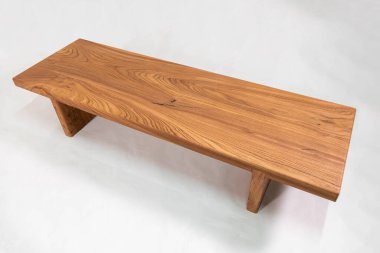 Beyaz arka planda kahverengi ahşap masa