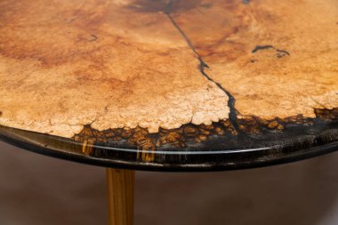 Beyaz arkaplanda epoksi reçine yuvarlak masa kenarının kapatılması