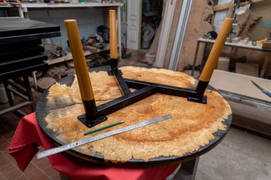 Ahşap bir masa üzerinde demir cetvel